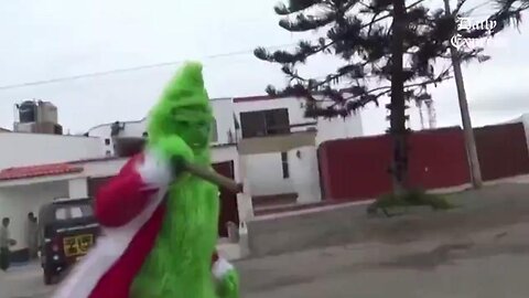 🇵🇪 Officer dressed as the Grinch makes drug bust in Peru.