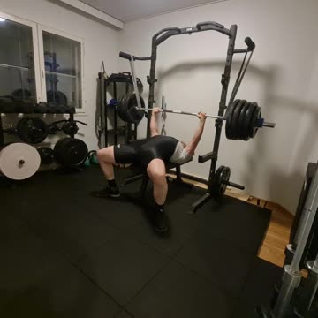 Benchpress with bands 220kg