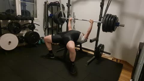 Benchpress with bands 220kg