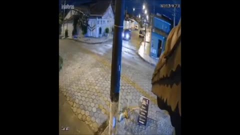 Filmé par une caméra de rue, un cycliste est jeté en l'air sans raison apparente !