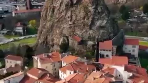 A Breathtaking Cliffside Marvel! 🏞️✨