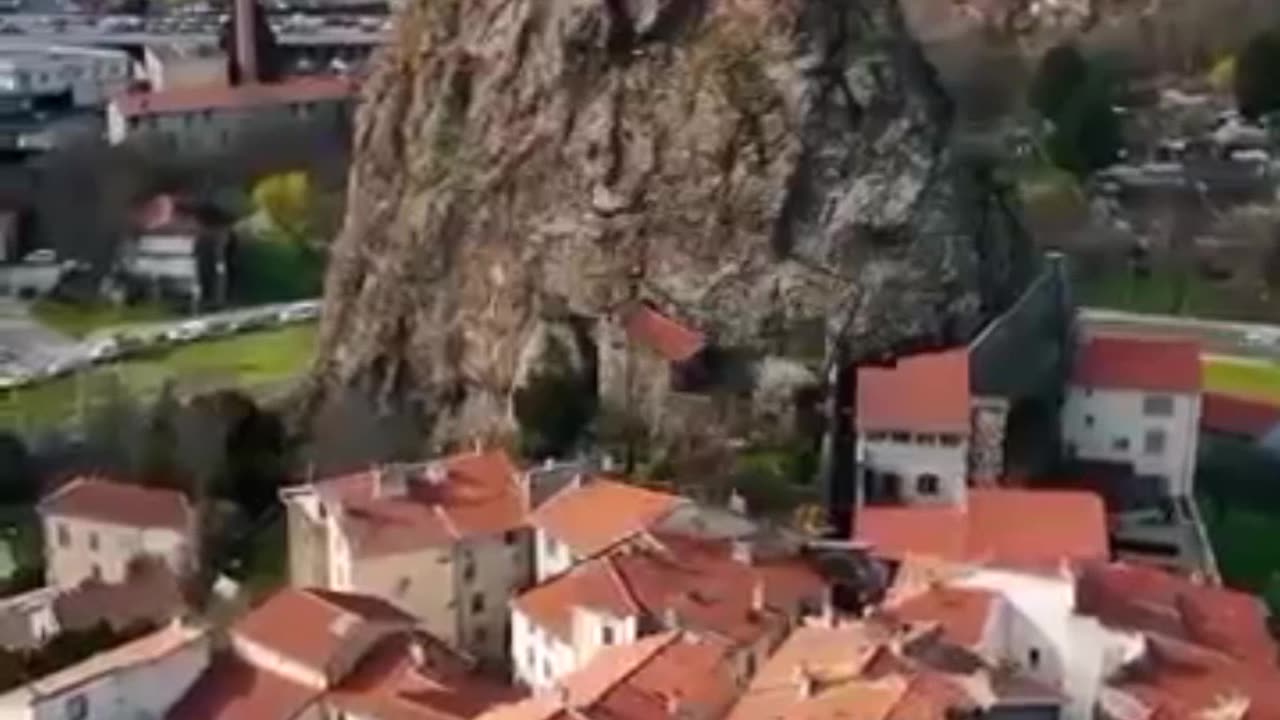 A Breathtaking Cliffside Marvel! 🏞️✨