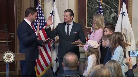 🚨 #BREAKING: Phó Tổng thống J.D. Vance tuyên thệ với Pete Hegseth