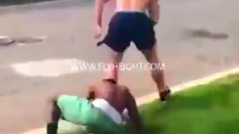 Fool forces guy with MMA training to fight on the street