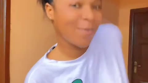 Girl twerks si hard
