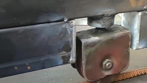 Do You Know How the Welder Makes the Gate Wheels Fold and the Gate Turn?