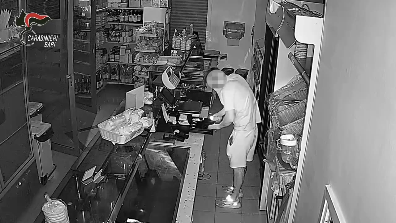 Bari: furti in case e negozi, preso il presunto ladro - video