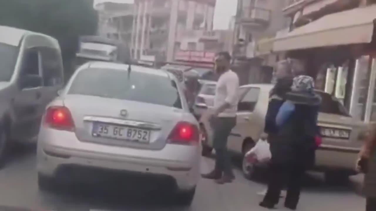 Un hombre alza a mano limpia autos mal estacionados