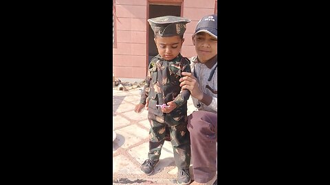 फौजी ड्रेस में बच्चा