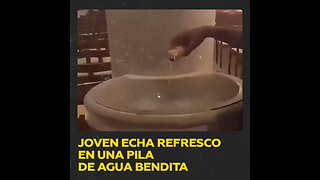 Vierte un refresco en la pila de agua bendita de una iglesia