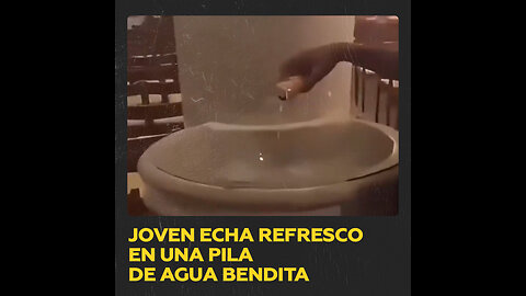 Vierte un refresco en la pila de agua bendita de una iglesia