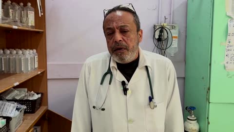 Gaza doctor loses leg but keeps working to treat children