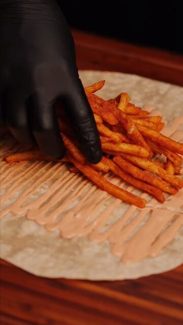 Follow for more ASMR videos🌮🍟 Credits: @banginbuns #mukbang #asmr #fastfood #asmreating