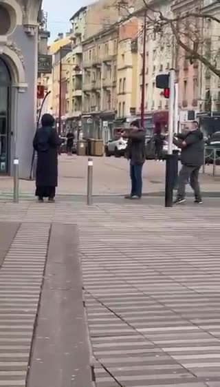 Plein centre ville de #Belfort, la femme au couteau et la police, il y en a marre !😡😡😡