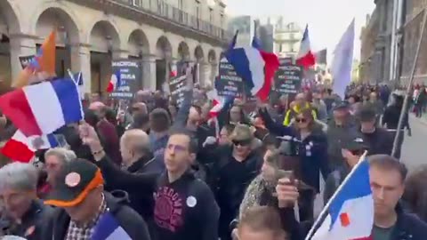 France Protesters: "Macron, we won't die for Ukraine."