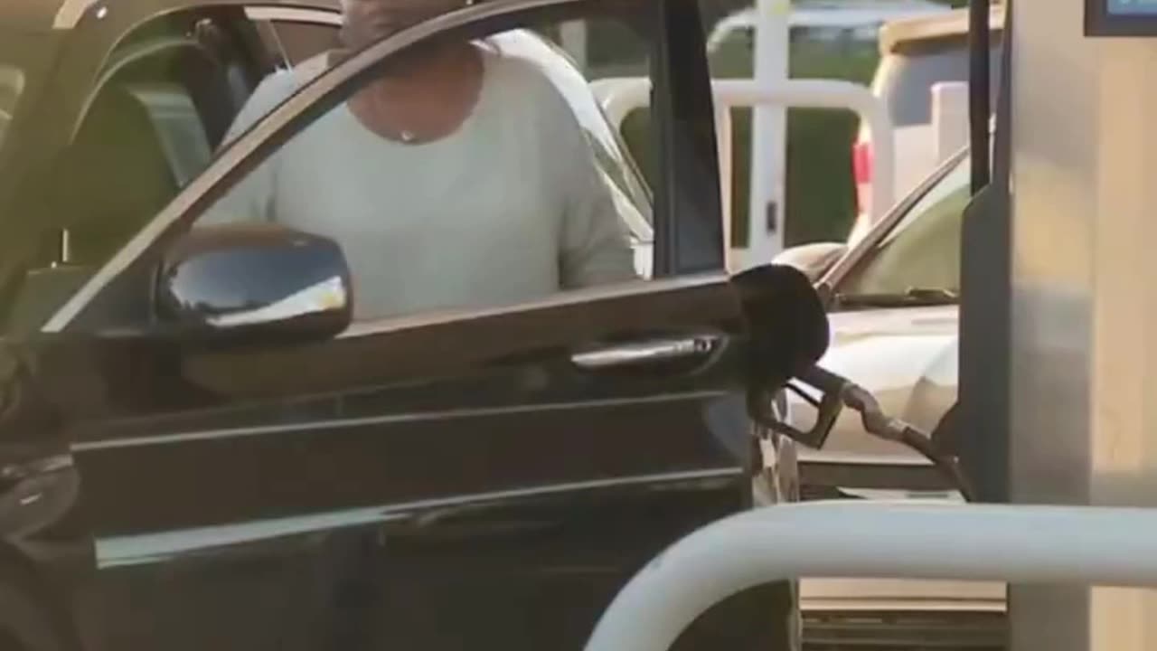 CUSTOMERS IN GAS PUMP BE AWARE YOU WILL THE NEXT VICTIM