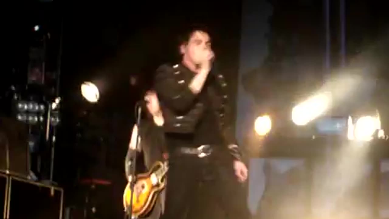 My Chemical Romance - Gerard Way telling the boys to take off their shirts - 2007 Projekt Revolution