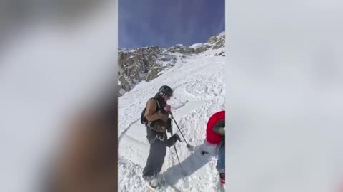 Skier swept away by avalanche on Mont Blanc.mp4