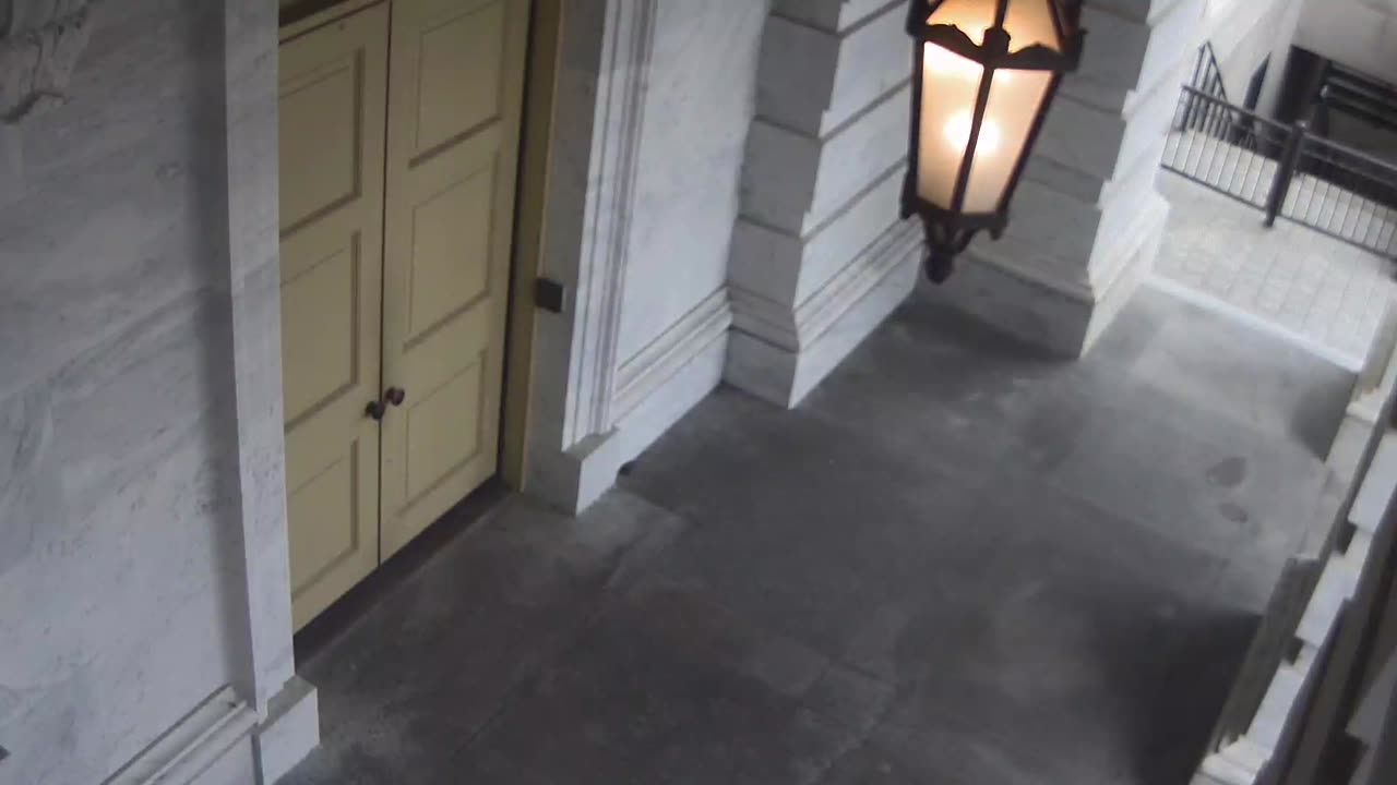 0401USCS01LawLibraryDoorExterior_2021-01-06_11h20min01s207ms.mp4