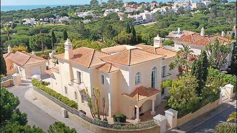 Portugal | Inside an Algarve Coast Quinta do Mar house for sale