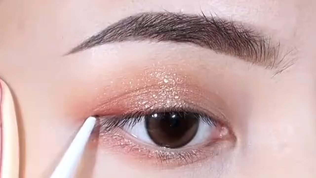 how to apply perfect eye liner