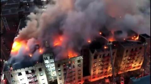 🇺🇸 A fire broke out in an apartment complex in the Bronx, New York City, injuring