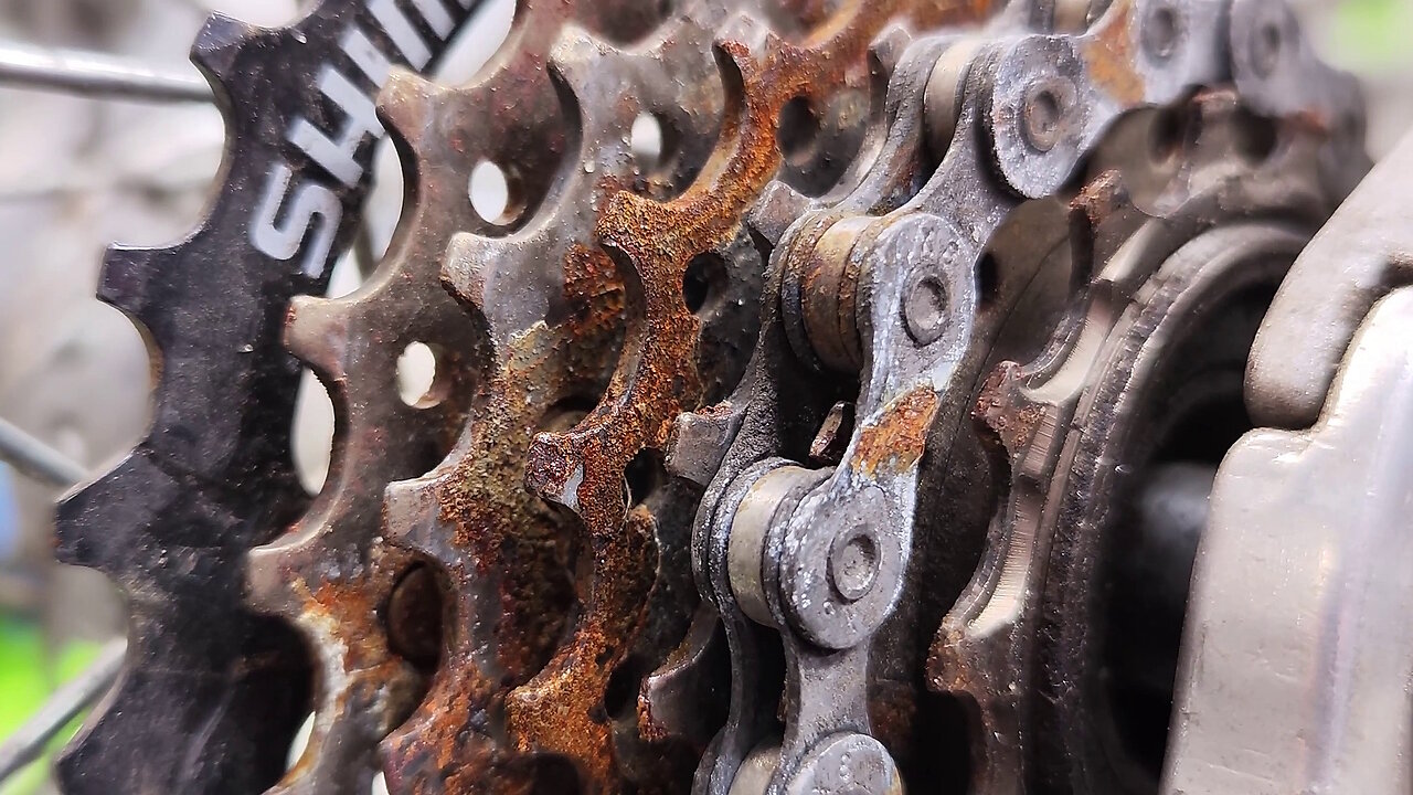 Easy maintenance of the bicycle drivetrain. How to clean your bike cranks, chain and cassette