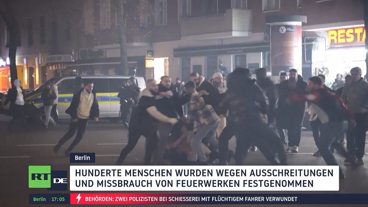 Berlin begrüßt neues Jahr: Feuerwerk-Schlachten, Brände, Massenschlägereien