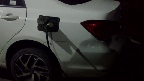 Today, a guy who drove a BYD 7.9S low-end electric car was charging at midnight.