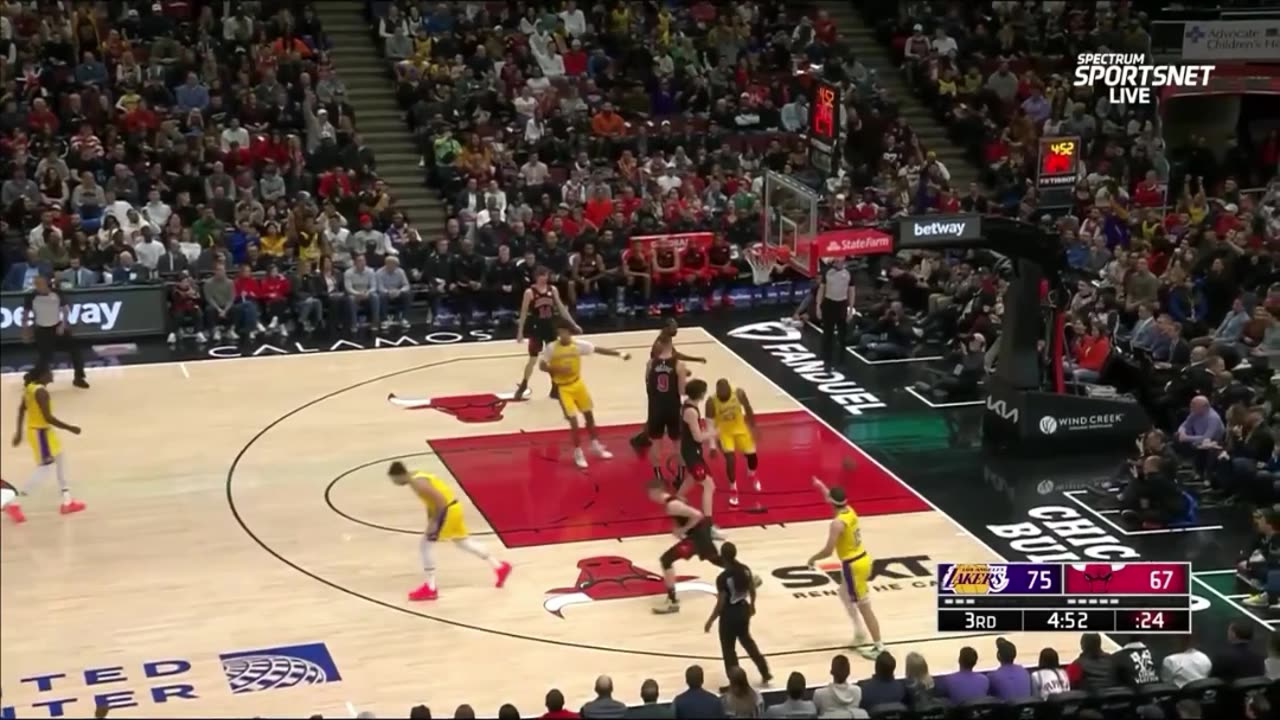 🔥🚀 LeBron SHOCKS the World with EPIC Slam Dunk on Bulls! 🏀💥