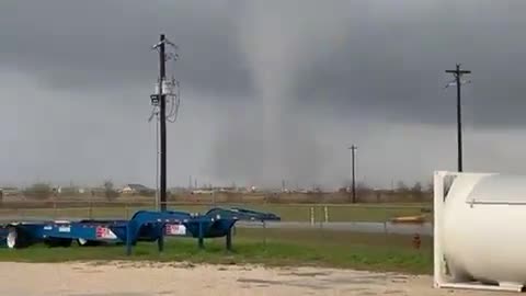 Strong Tornado in El Campo, TX Dec 26, 2024