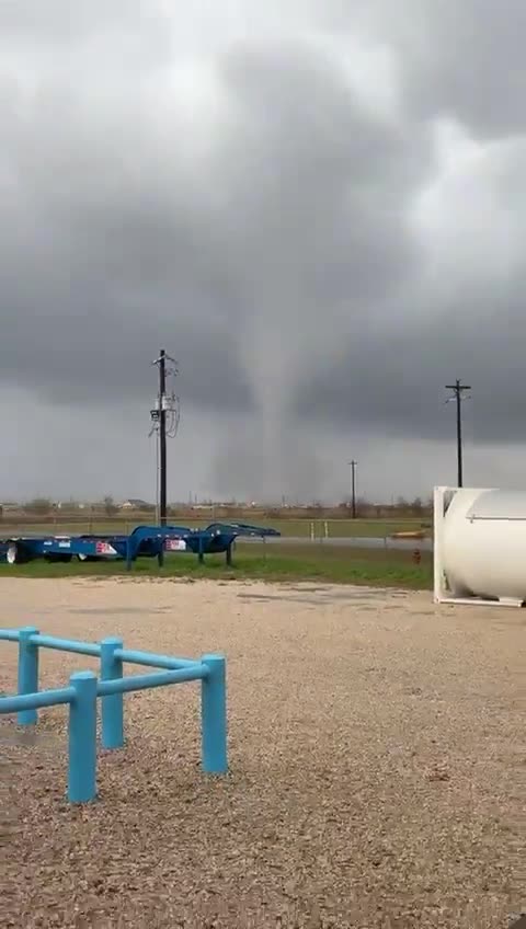 Strong Tornado in El Campo, TX Dec 26, 2024