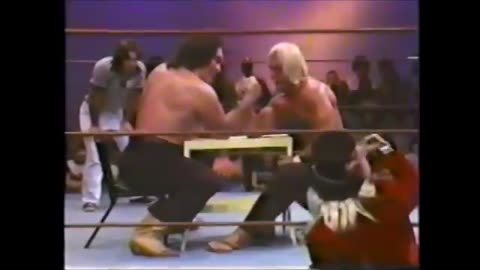 (1979.01.27) Andre the Giant vs Terry Boulder (Hulk Hogan) - Arm Wrestling Match - SECW