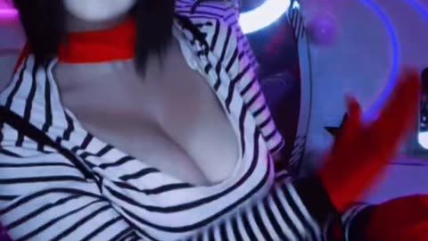 Mysterious Mime Girl Dancing in a Mesmerizing Show!