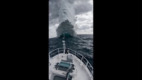 giant waves in the Atlantic Ocean #ocean #waves #atlanticocean #шторм #storm