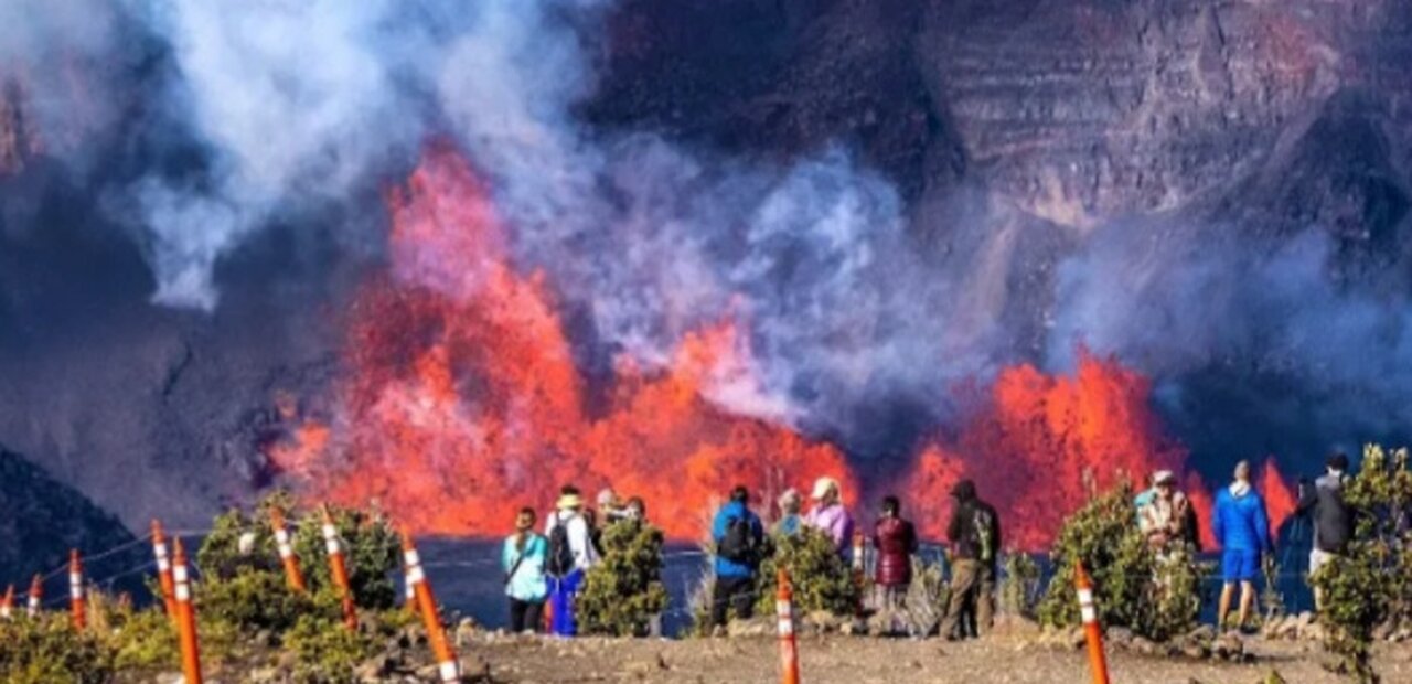 Stunning videos show Hawaii's Kilauea volcano erupting