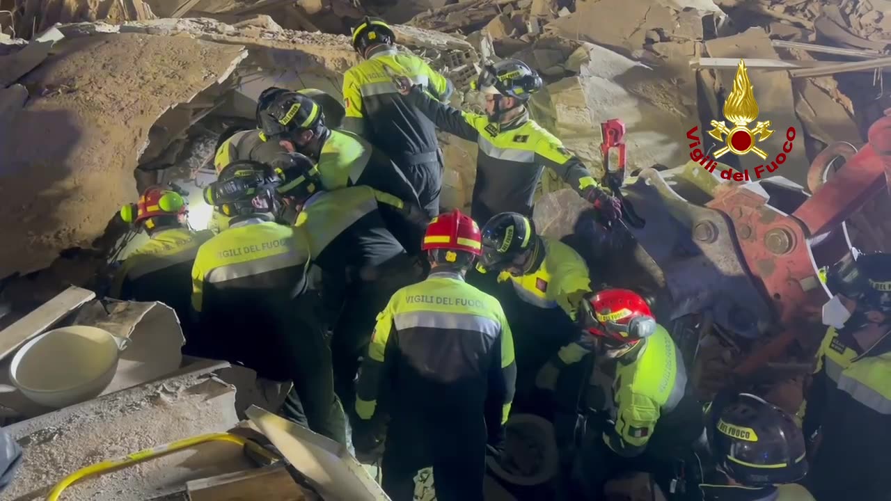 BARI. VIGILI DEL FUOCO AL LAVORO DA 12 ORE, SI CERCA ANCORA DISPERSA -2- (06.03.25)