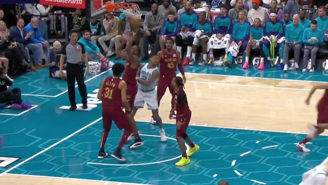 Charlotte Hornets - through the traffic 🚦 @MilesBridges