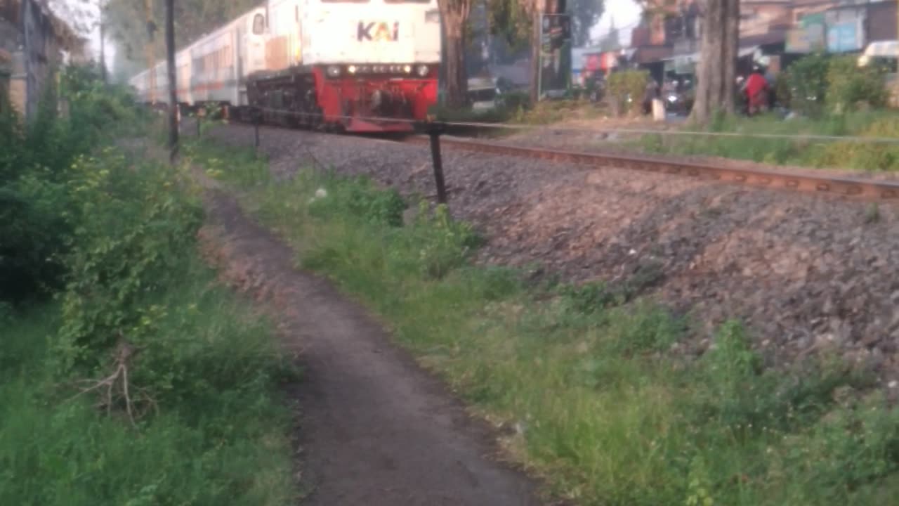 Menanti sorot mata kereta menyala