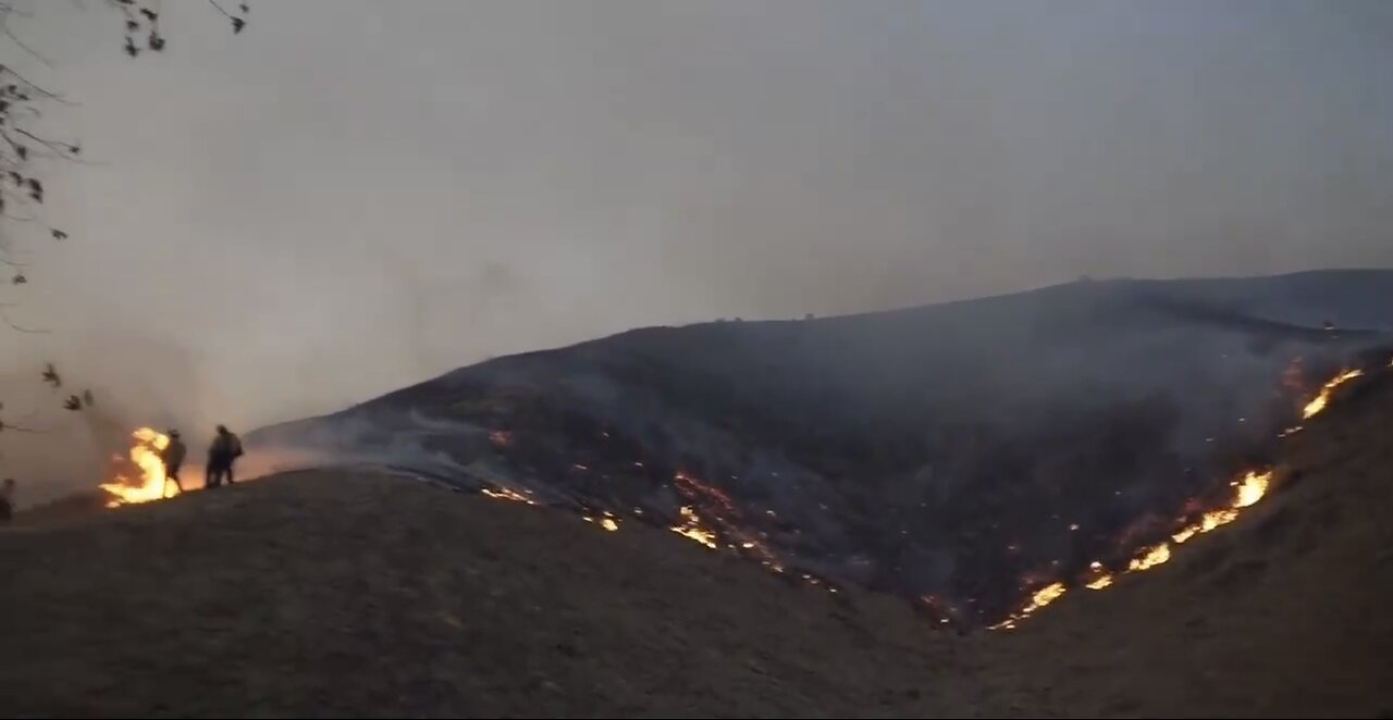 KENNETH FIRE ERUPTS🚒🔥🏡🔥🏠🔥🫧🛩️📸IN WEST HILLS LOS ANGELES🚁💦🔥🏘️🔥💫