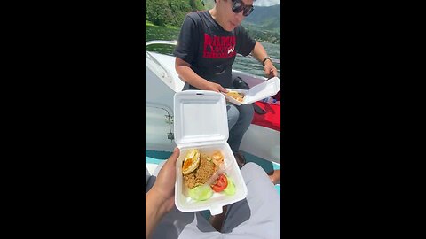 Makan siang di tengah Danau Toba