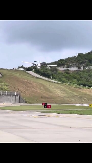 Landing at St. Barth's 650m runway (SBH)