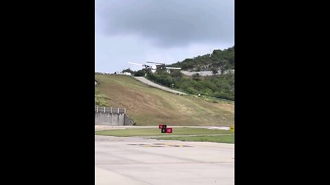 Landing at St. Barth's 650m runway (SBH)