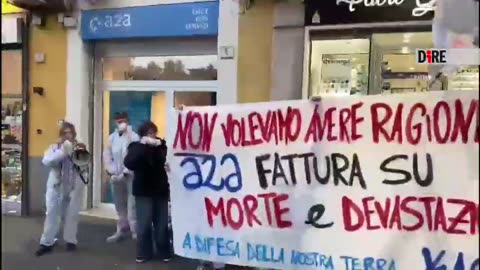 Napoli - TERRA FUOCHI. BLITZ ATTIVISTI IN SEDE A2A: FATTURA SU MORTE E DEVASTAZIONE (13.02.25)