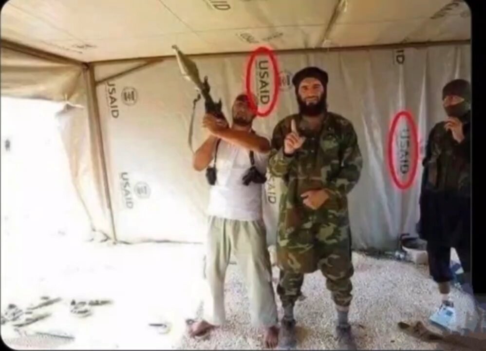a picture is worth a thousand words. Tell me WTF this picture is saying ?