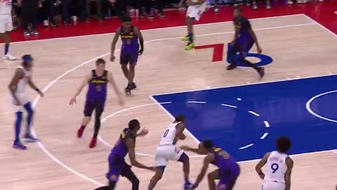 NBA - Look at how Maxey maneuvers 😳😳