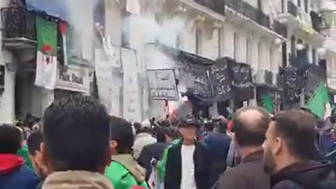 Algerian fans invading Algiers [El Djazaïr]