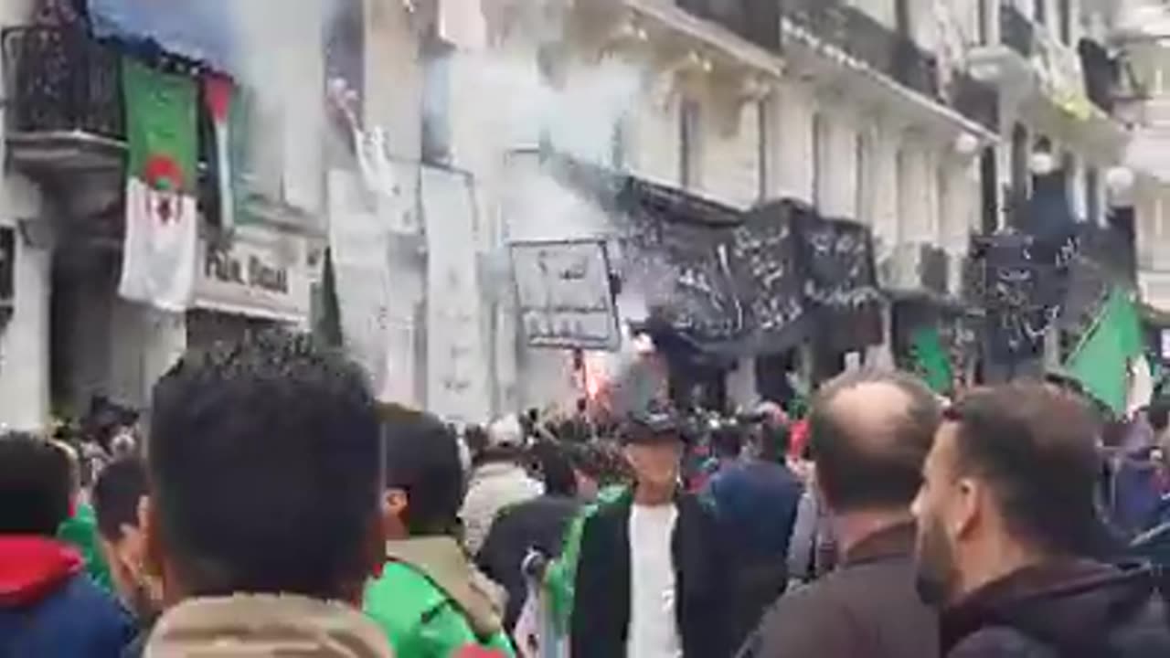Algerian fans invading Algiers [El Djazaïr]