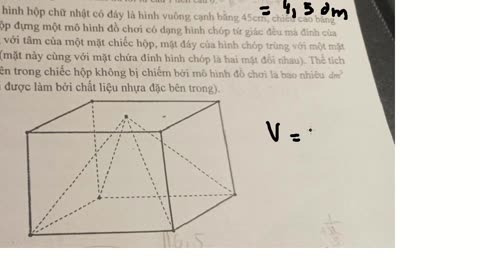 Một cái hộp dạng hình hộp chữ nhật có đảy là hình vuông cạnh bằng 45cm, chiều cao bằng 50cm