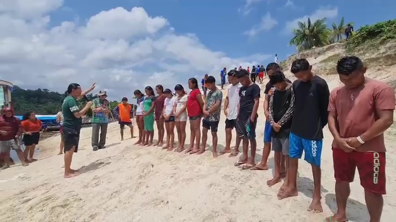 Brazil: Ricardo of CONPLEI praying over the youth.